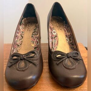 Women's Mudd Allyson Brown Bow-Accent Leather Heels